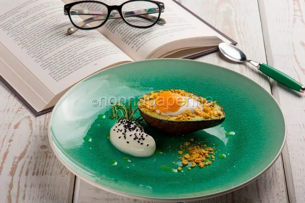 L’avocado al forno con tuorlo d’uovo e mousse di formaggio