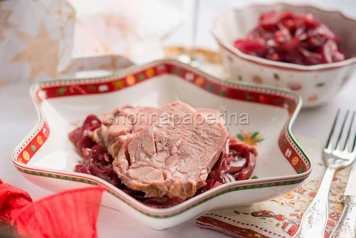 Lingua di vitello con salsa di cipolle, un piatto gourmet