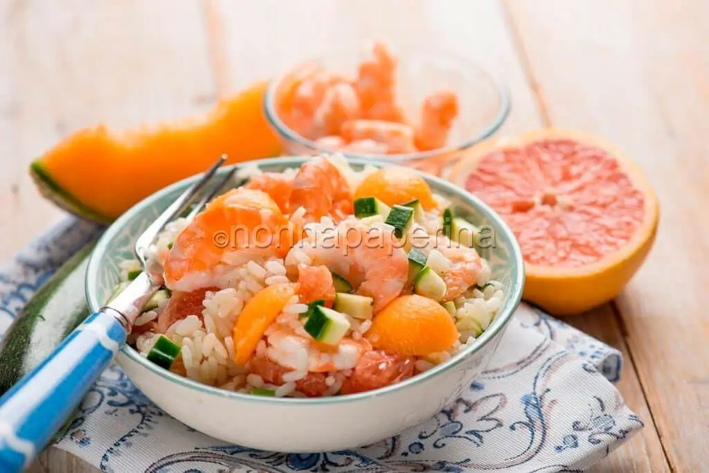 L’insalata di riso con pompelmo, gamberi e melone
