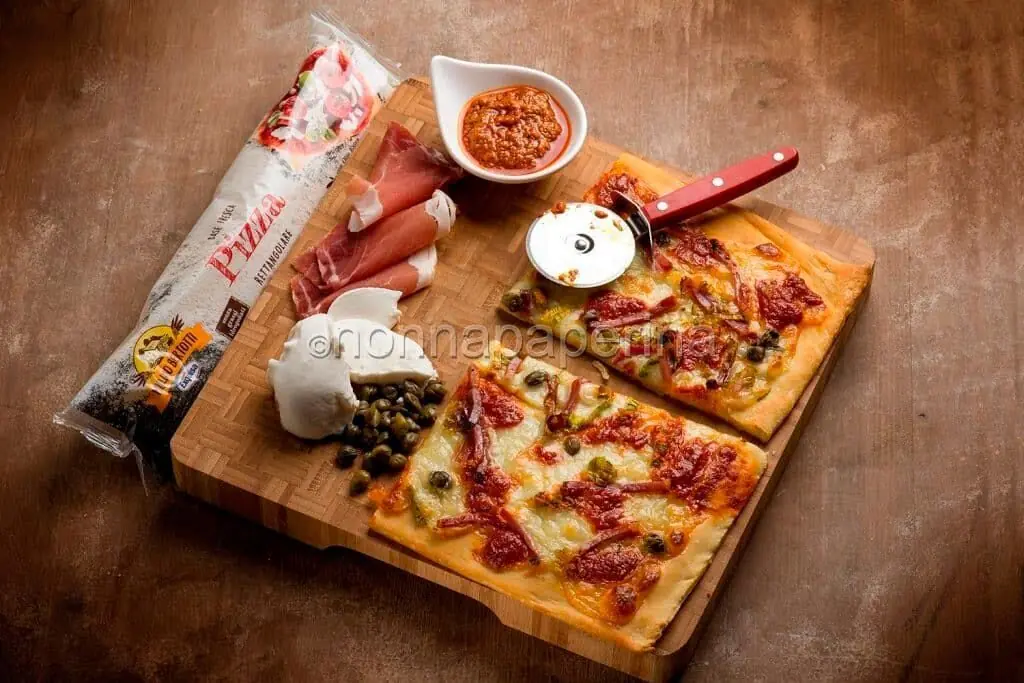 L’originale e golosa pizza al pesto rosso e prosciutto crudo