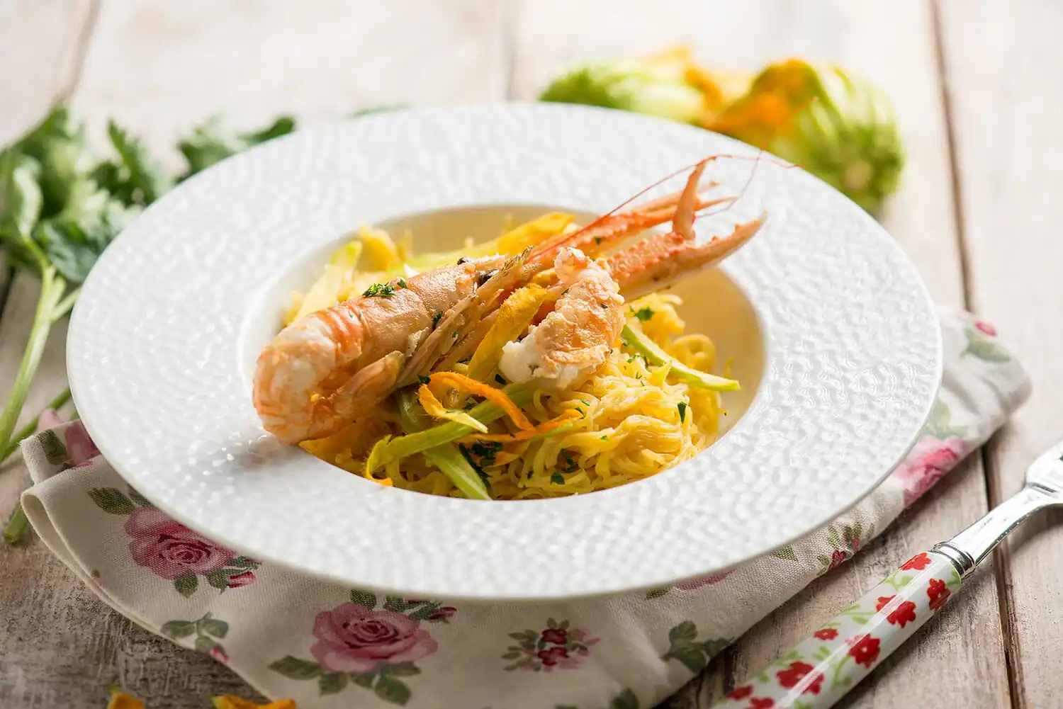 Maccheroncini con scampi e fiori di zucca, un primo unico