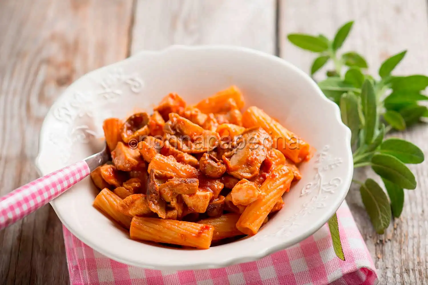 Maccheroni con pollo e porcini, un primo rustico