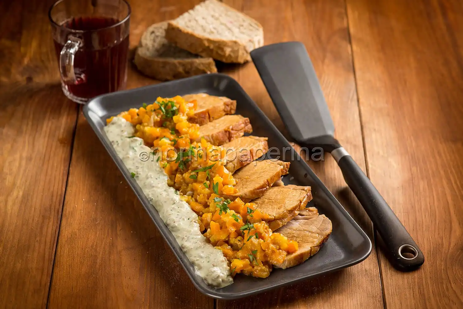 Maiale arrosto con chutney di carote, un secondo colorato