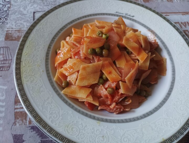 Maltagliati con piselli e bacon al pomodoro