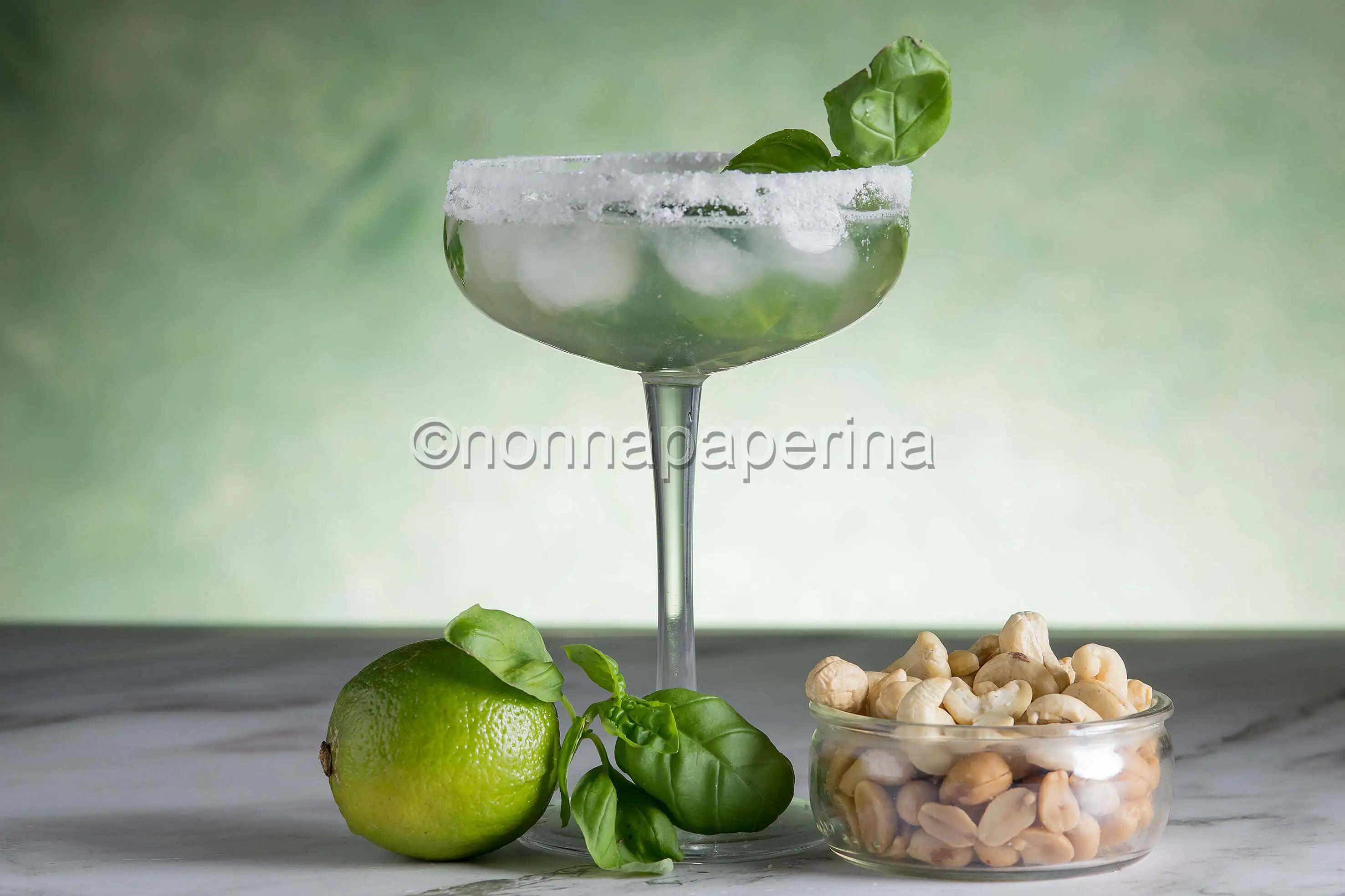 Margarita al basilico, un cocktail aromatico