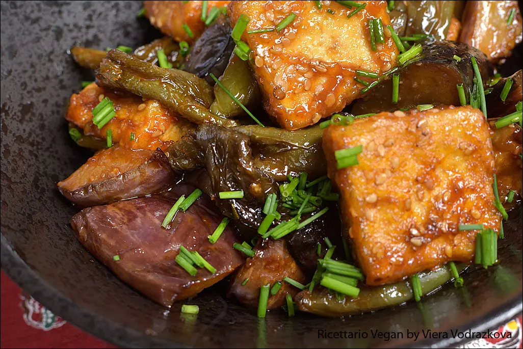 Melanzane, murasaki e tofu in salsa coreana