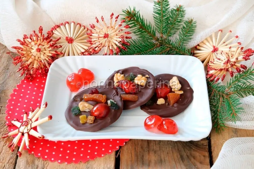 Mendiants al cioccolato fondente, frutta secca e candita per un Dolce Natale