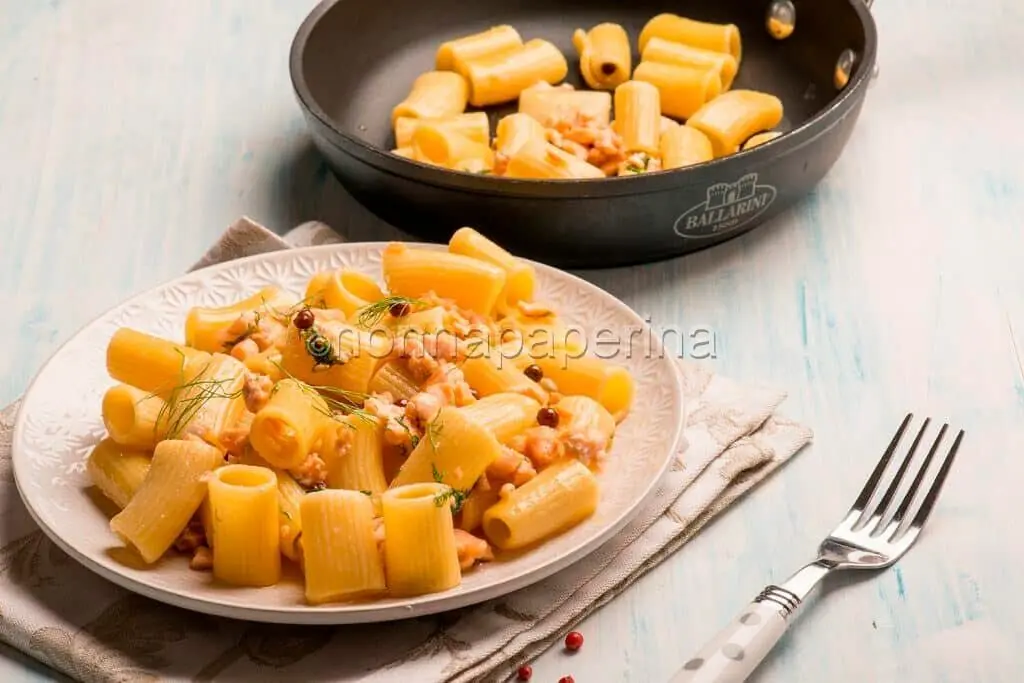 Mezze maniche con salmone e pepe rosa: un primo tutto da gustare