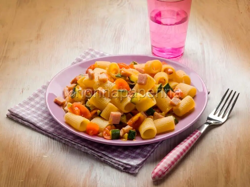 Mezzi paccheri con zucchine, pomodorini e prosciutto