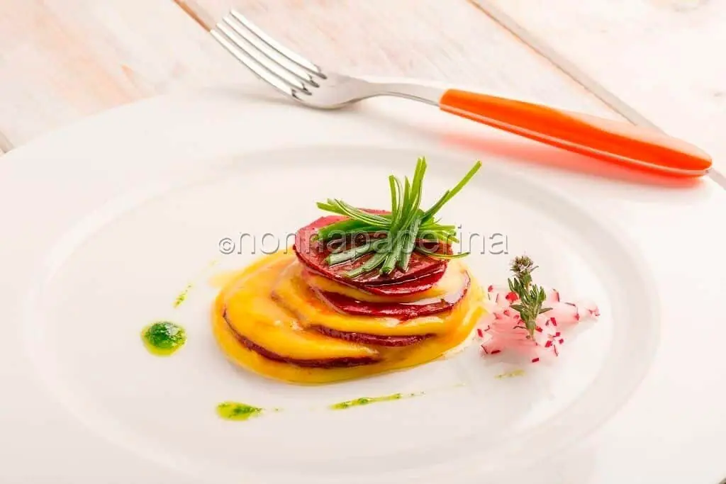 Millefoglie di barbabietola e spuma di patate allo zafferano: un trionfo di colore e salute