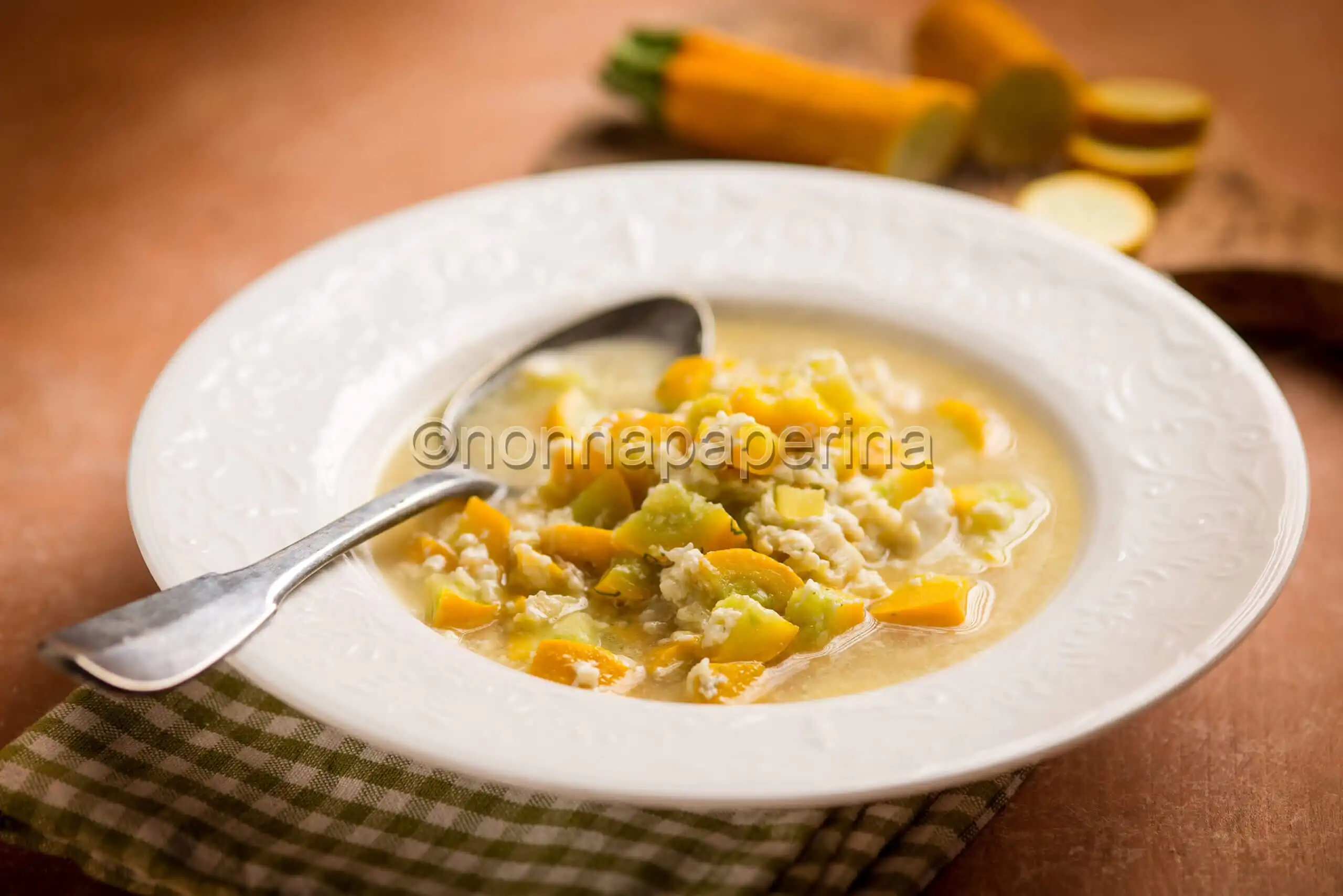 Minestra di zucchine cacio e uova, un piatto napoletano