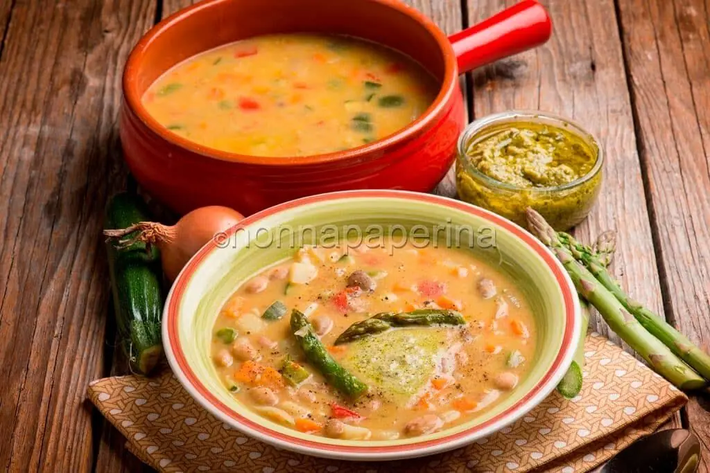 Minestrone d’estate con asparagi e pesto: un primo sano e gustoso