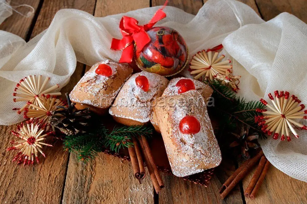 Mini cakes speziati alle ciliegie candite, il dolce per tutti!