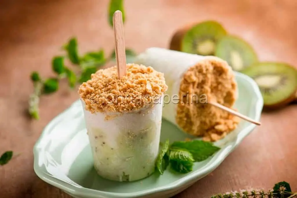Mini cheesecake al kiwi su stecco per un dessert da passeggio