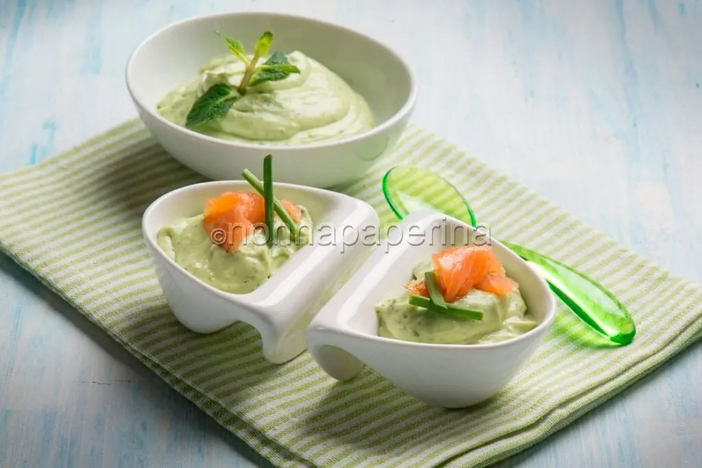 Mini coppette di avocado con salmone, un antipasto fresco e salutare