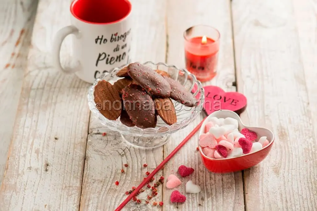 Mini madeleine al pepe rosa e cacao, i dolcetti perfetti per San Valentino