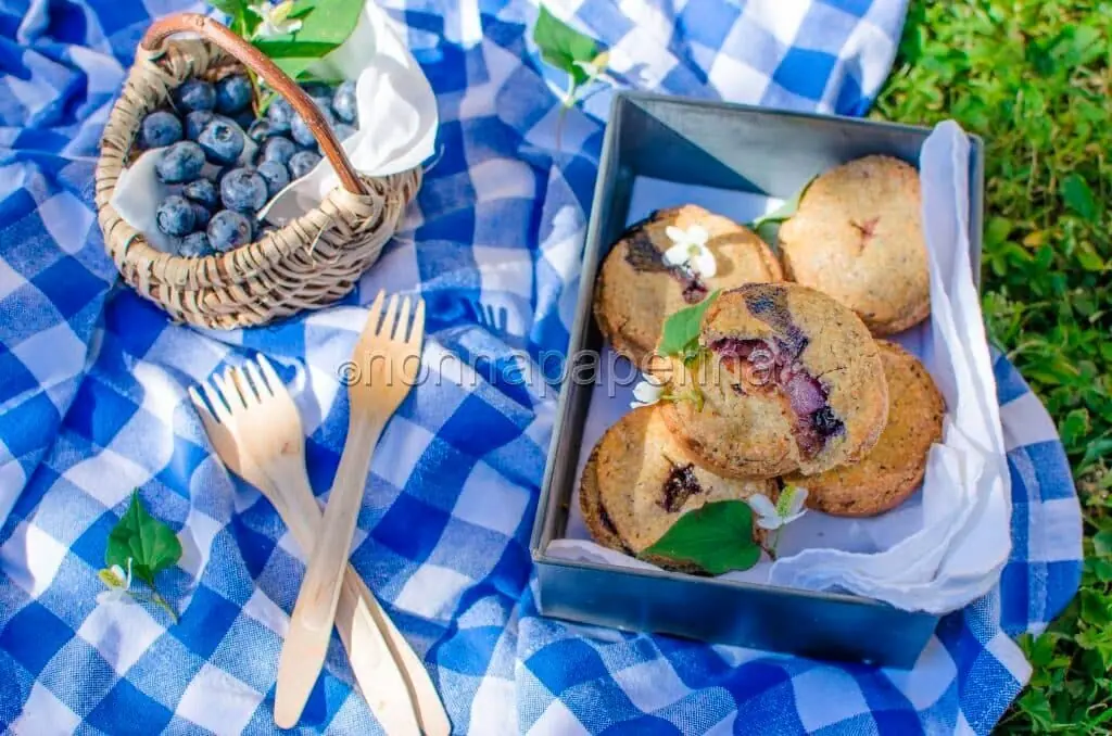 Mini pie di pere e mirtilli, miele di timo e una dolce sorpresa
