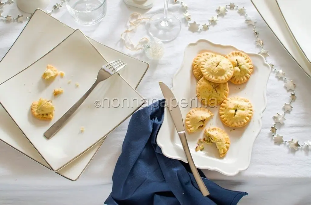 Mini pie pistacchi, pere e gorgonzola, ricetta anglosassone rivisitata
