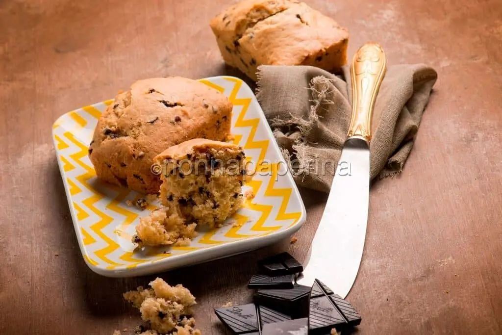 Mini plumcake con gocce di cioccolato per una merenda da campioni
