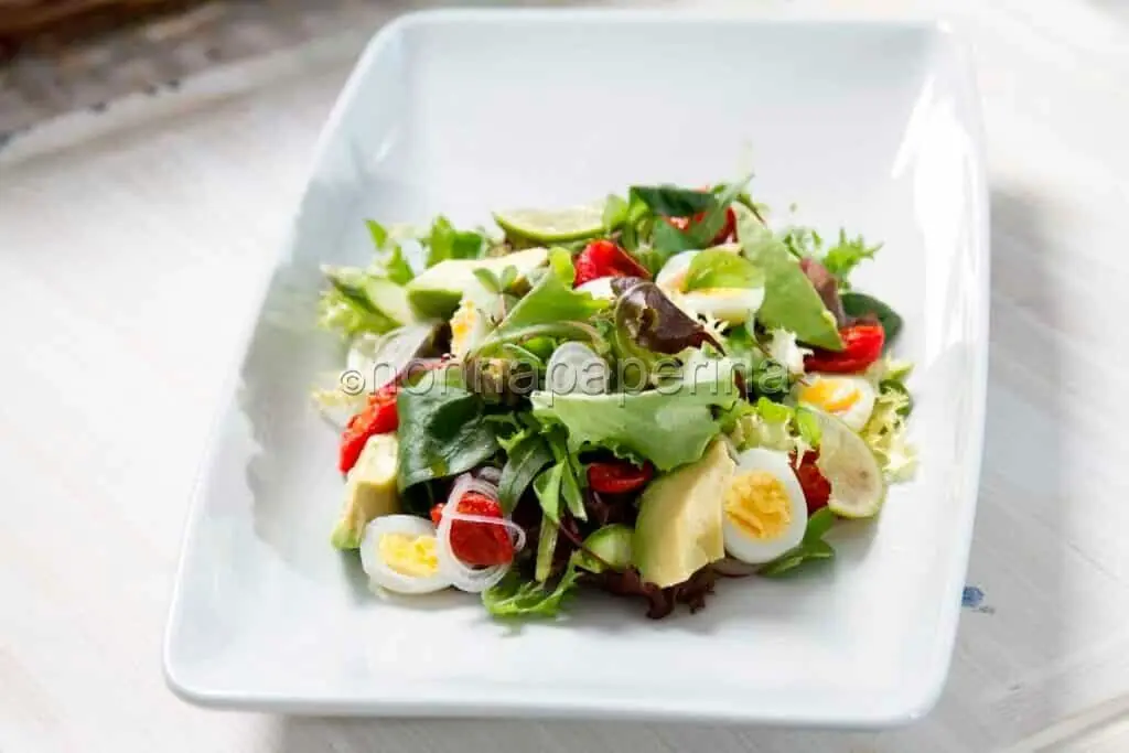 Misticanza con avocado e uova di quaglia: un inno alla creatività culinaria 