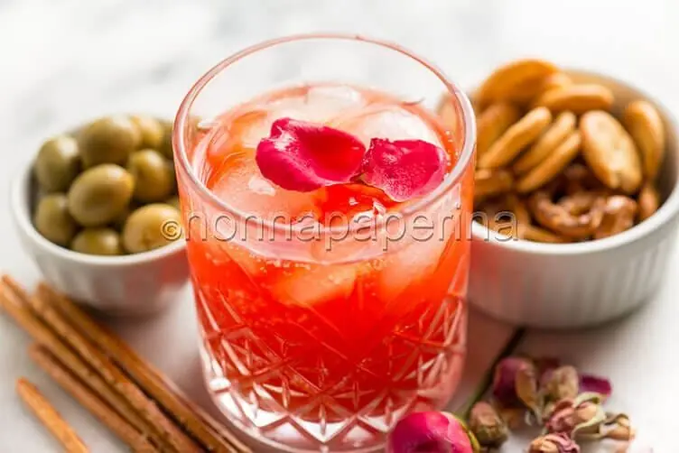 Mocktail alla rosa e al cardamomo, un ottimo aperitivo