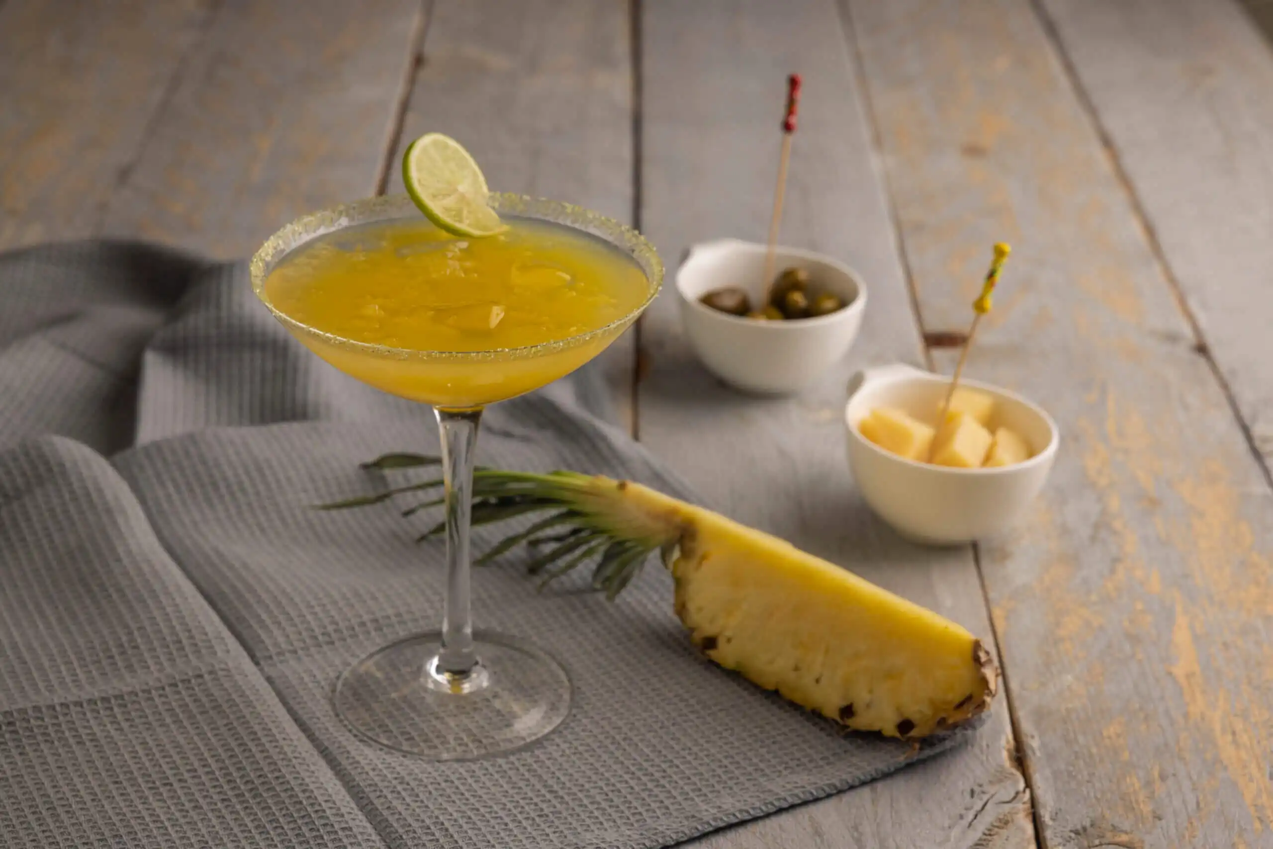 Mocktail con ananas, un drink colorato e leggero
