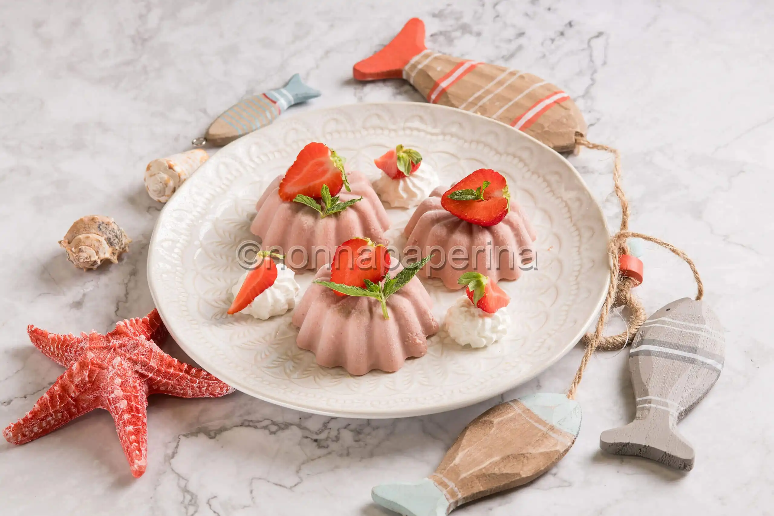 Mousse di fragole e panna, un dessert semplice e delizioso