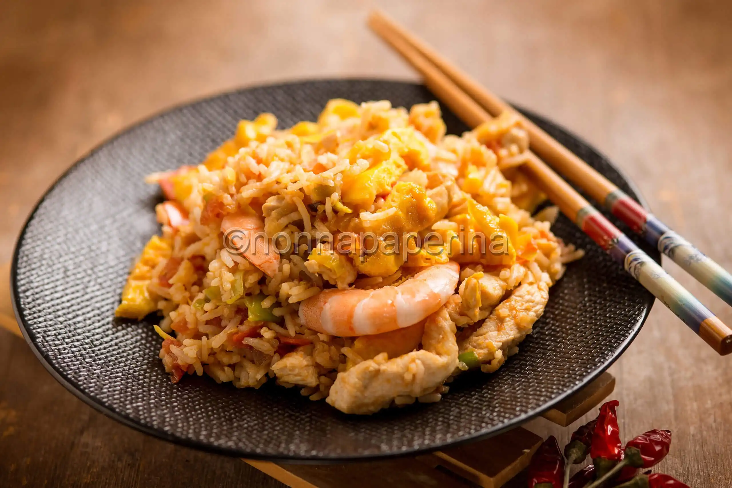Nasi goreng, il riso e pollo della cucina indonesiana