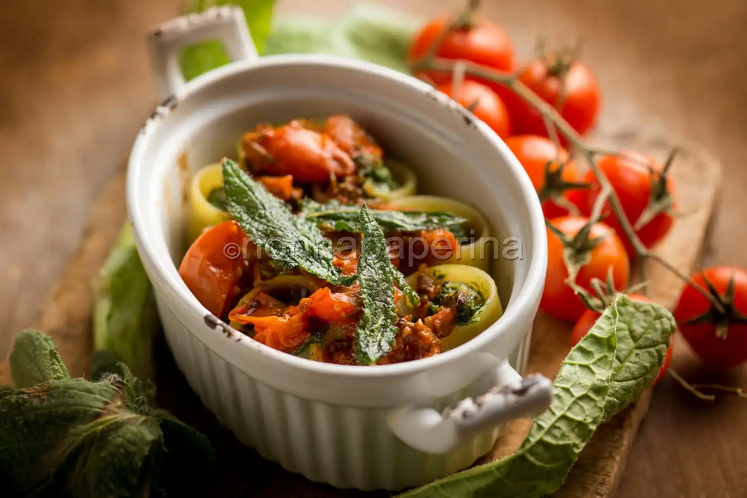 Paccheri ripieni con borragine e salsiccia, un piatto unico