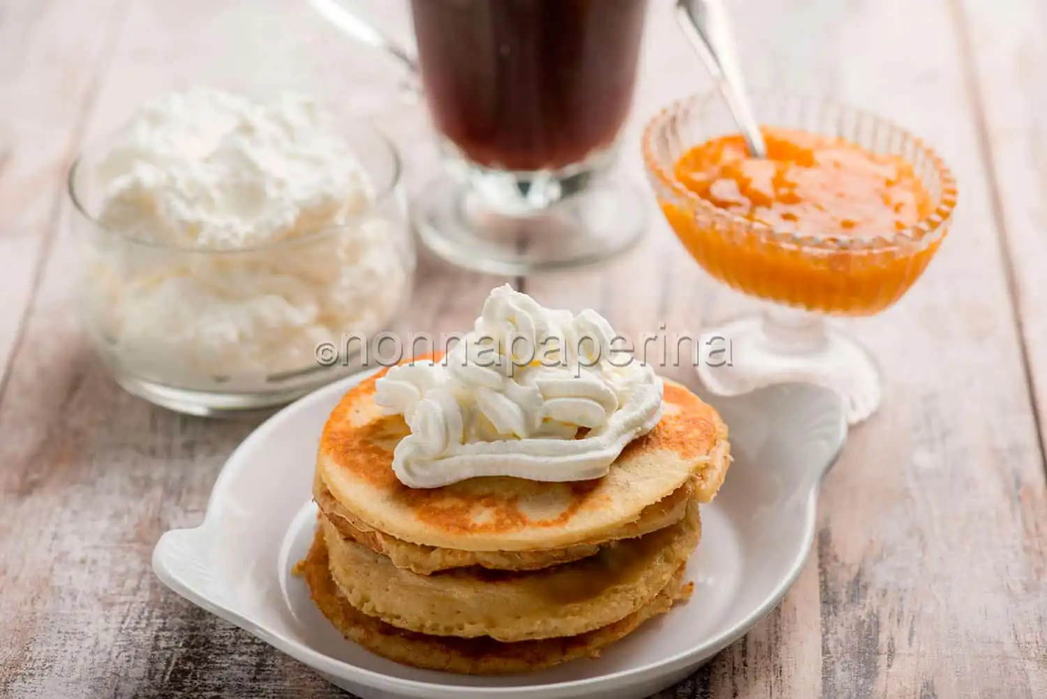 Pancake con latte di mandorla, colazione golosa