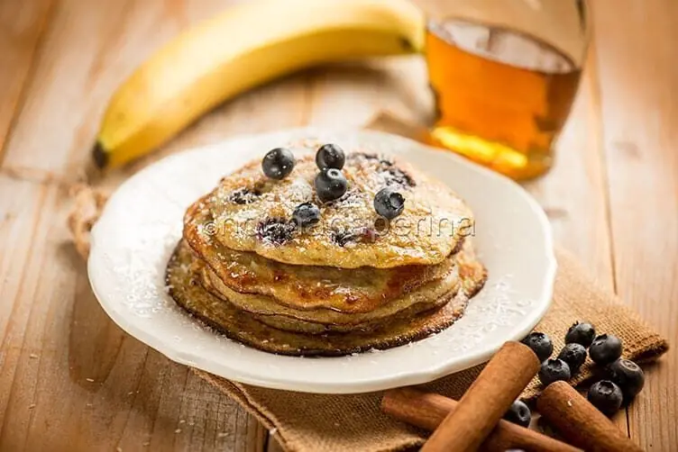 Pancake proteici con banana per una colazione sana