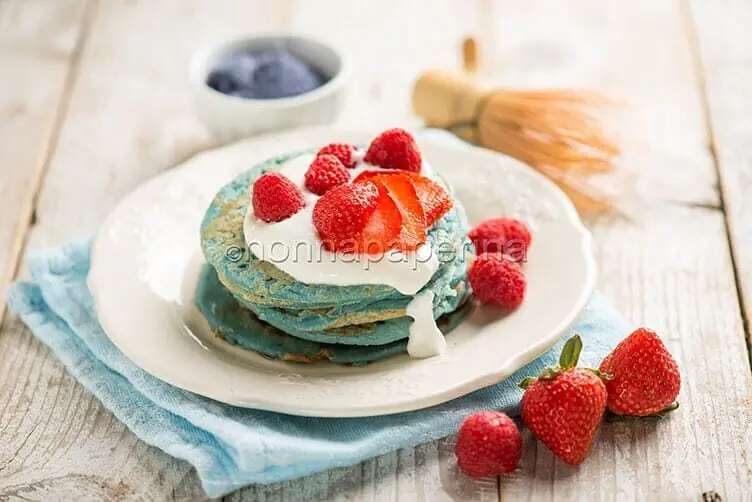 Pancakes al tè matcha blu e verde per una colazione colorata