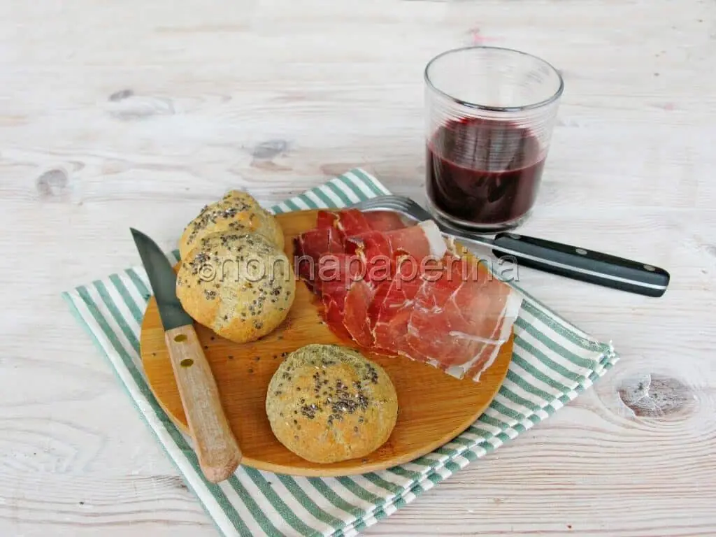 Panini con prosciutto crudo e succo di mirtilli: quando la salute incontra il gusto