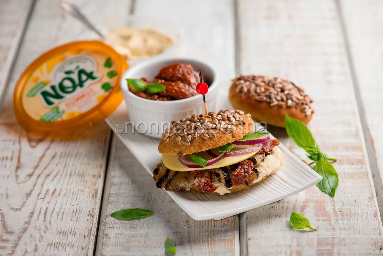 Panino con hummus di ceci, uno spuntino delizioso