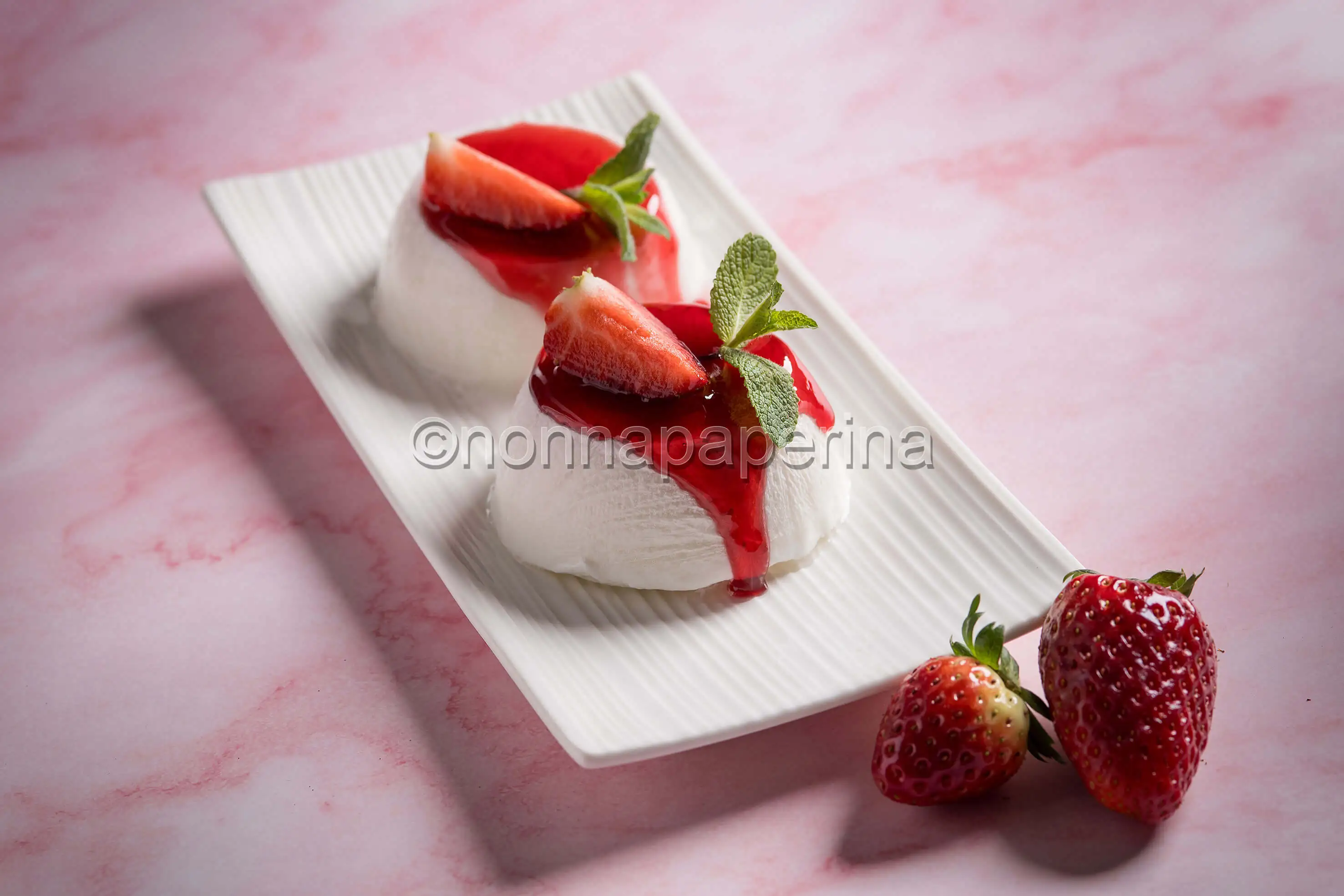 Panna cotta al cocco con coulis di fragole, un dessert unico