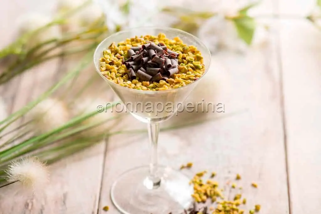 Panna cotta al pistacchio e cioccolato, dolce gustoso