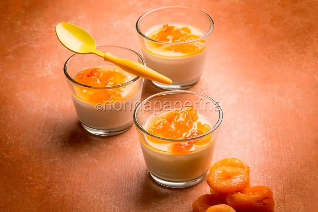 Panna cotta all’albicocca: il dolce al cucchiaio delicato e gustoso