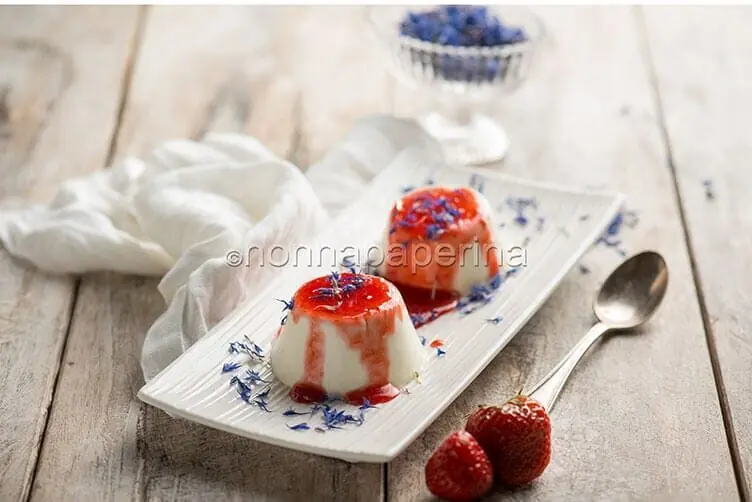 Panna cotta alle fragole e fiordalisi, un dessert elegante