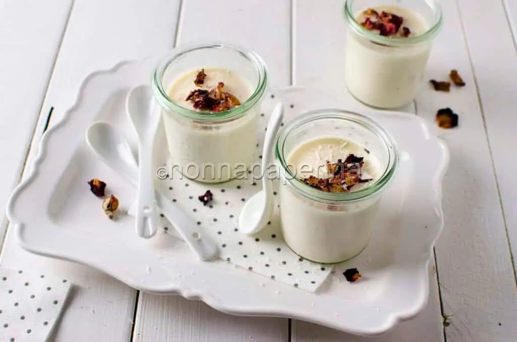 Panna cotta alle rose e cocco: un dessert senza glutine e senza lattosio