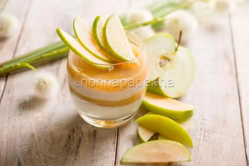 Panna cotta con gelatina di mela verde, dolce colorato
