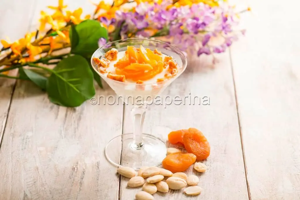 Panna cotta con mandorle pralinate, un dessert stellato