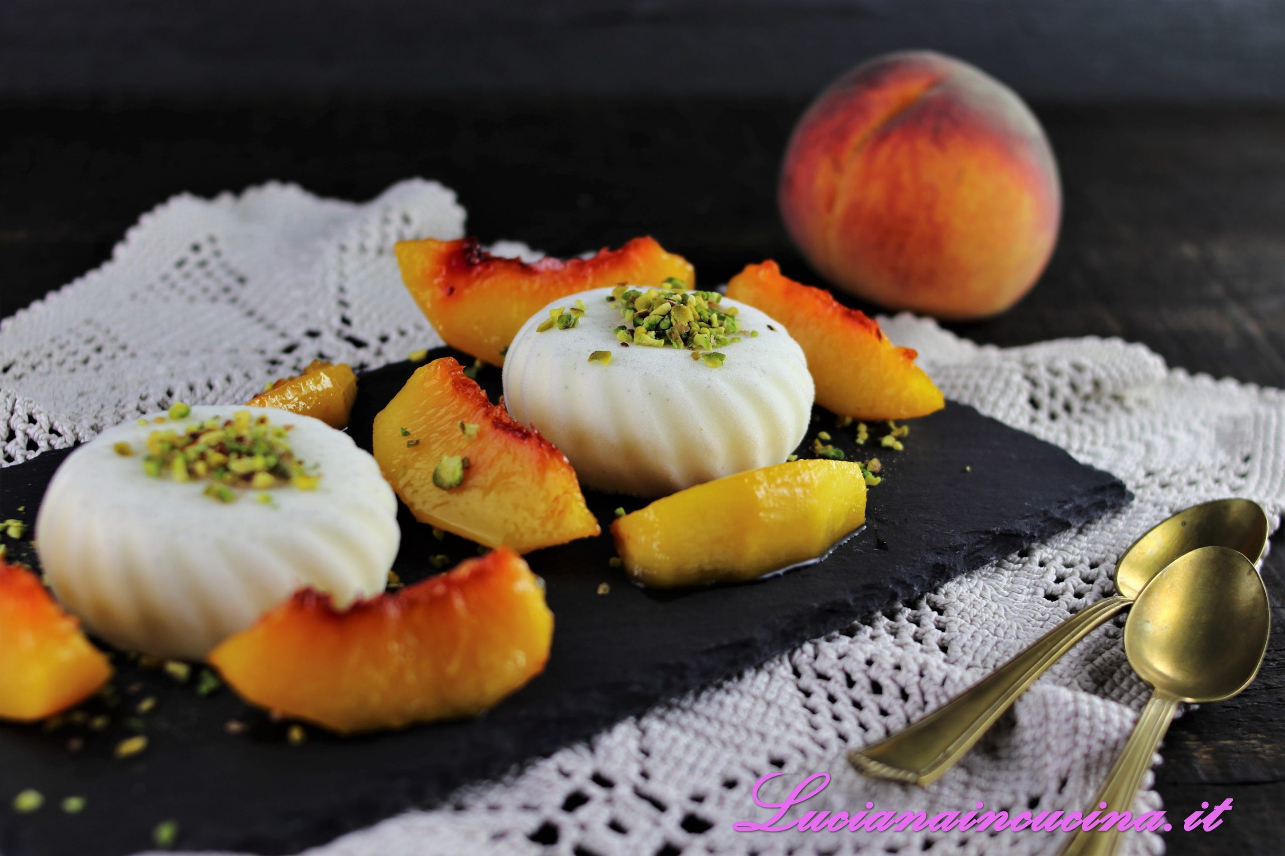 Panna cotta con pesche e pistacchi