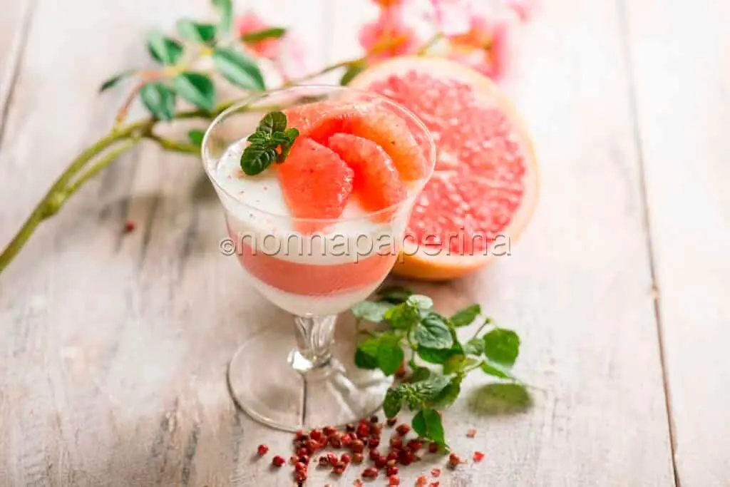 Panna cotta con pompelmo e pepe rosa, un dolce chic