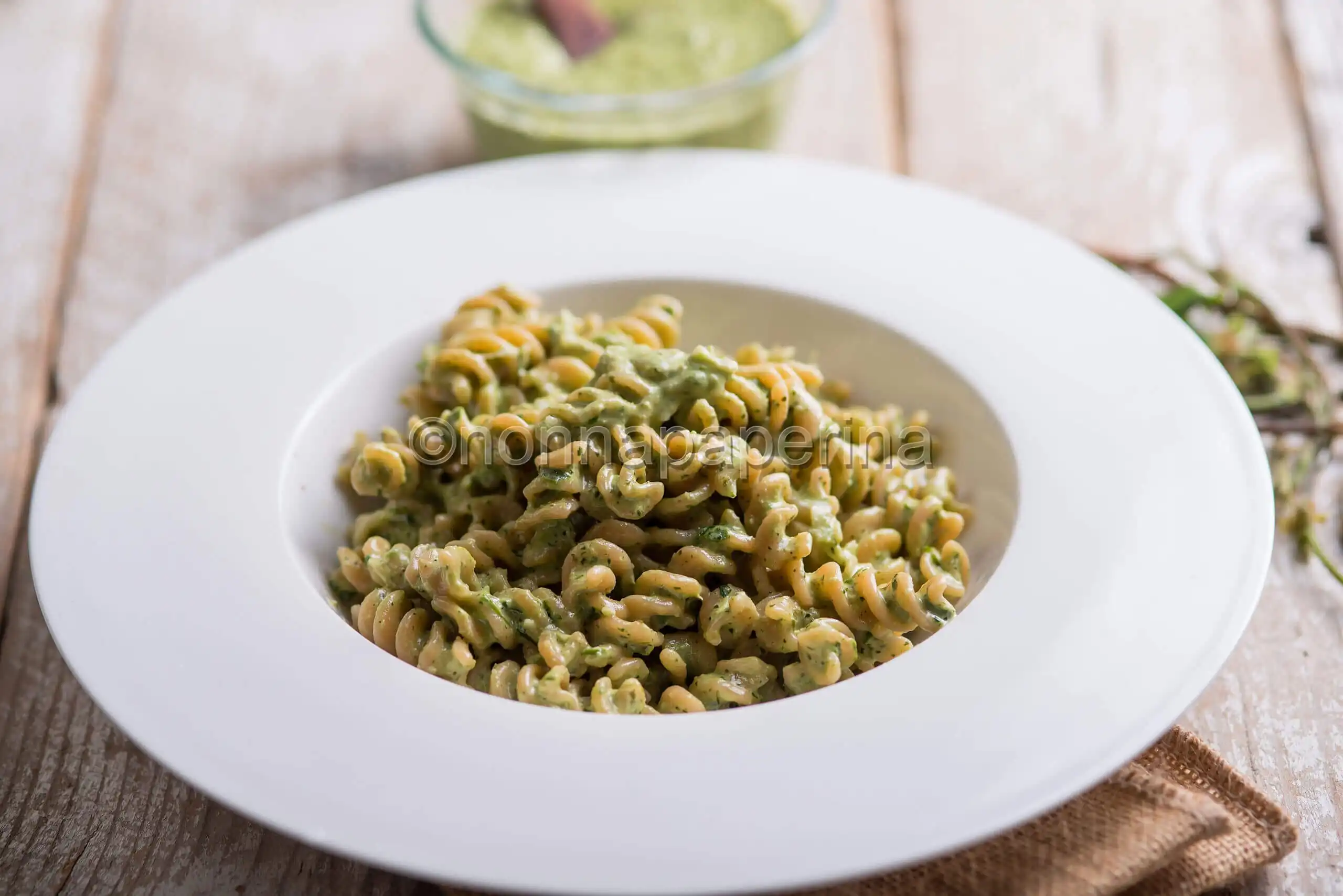 Pasta al pesto di bruscandoli, un primo dall’aroma unico