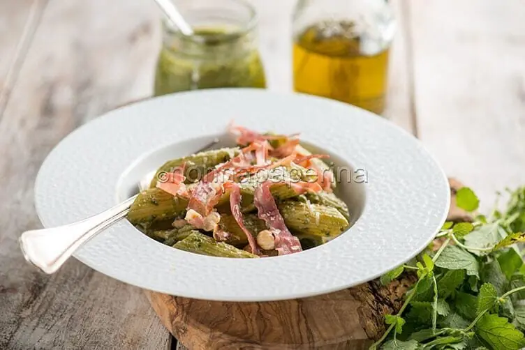 Pasta al pesto di melissa e prosciutto, gioia per il palato