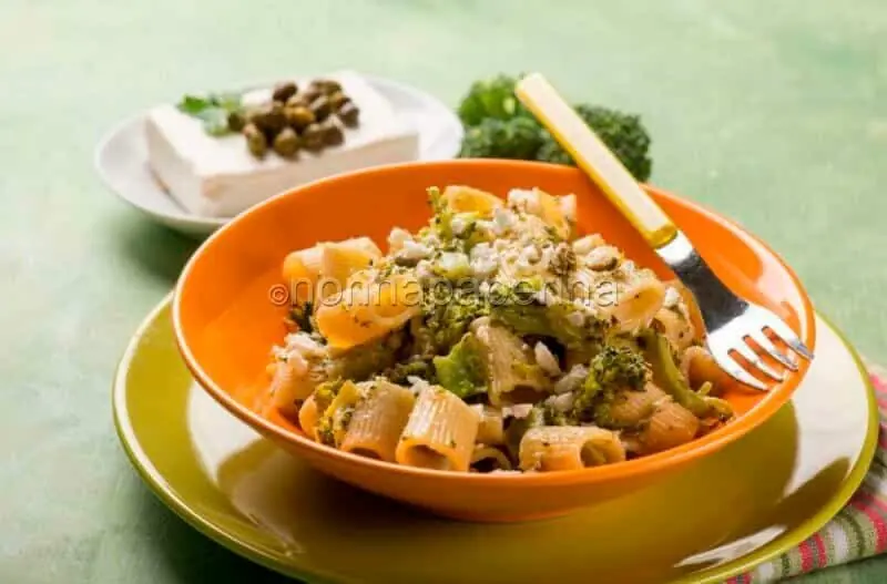 Pasta con feta, broccoli e capperi: prova con le mezzemaniche!
