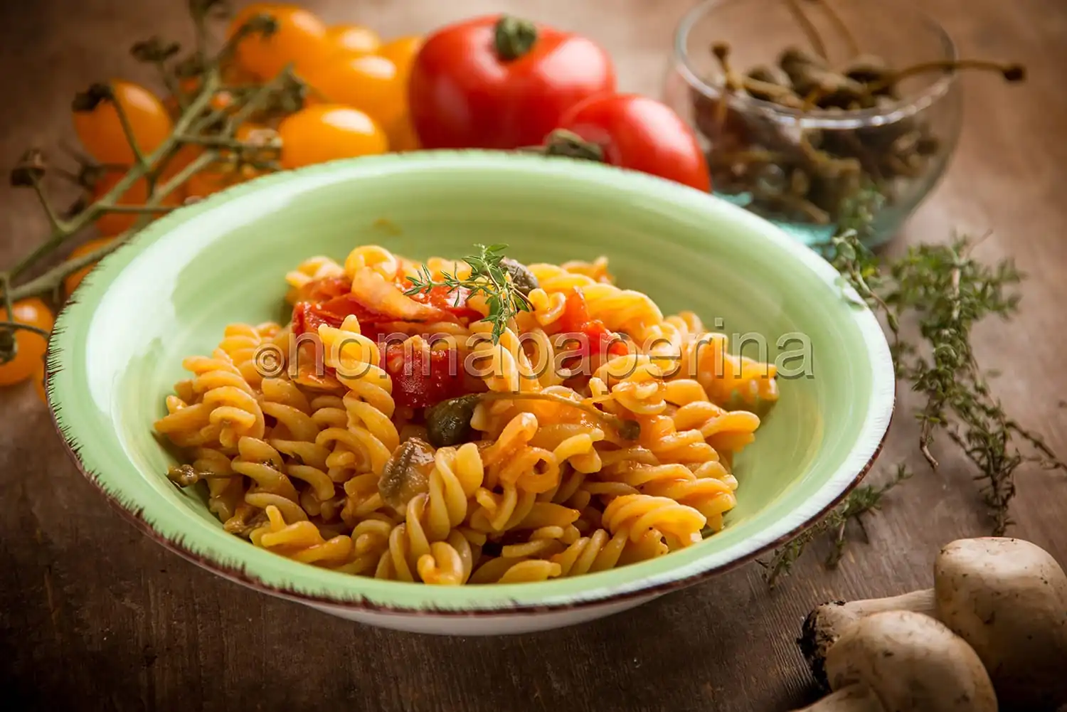 Pasta con funghi champignon e capperi, ricca di sapore