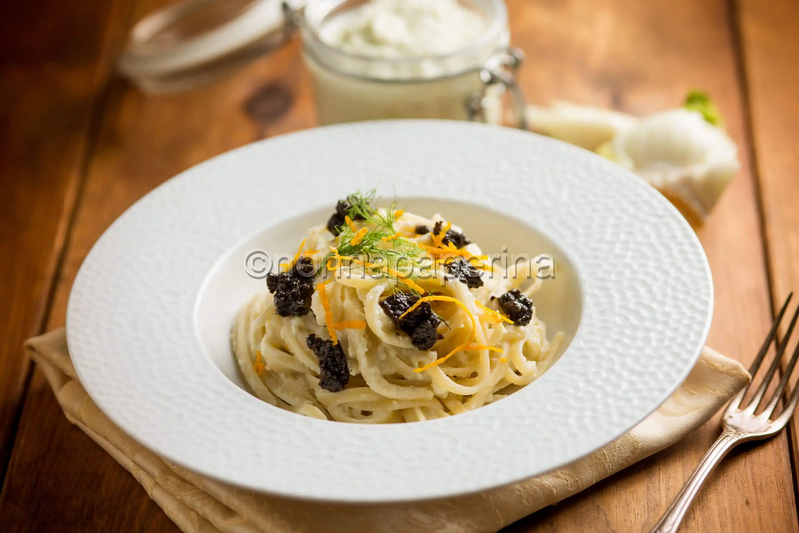 Pasta con pesto di finocchi e mandorle, un primo aromatico