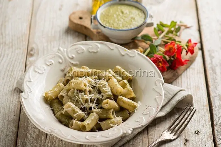 Pasta con pesto di portulaca, un piatto rustico e genuino