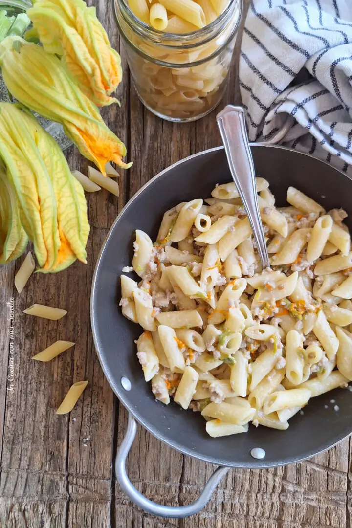 Pasta con salsiccia e fiori di zucca